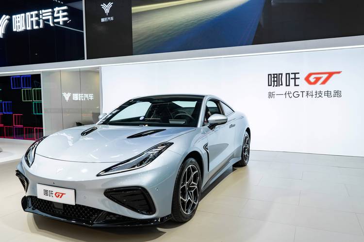 重庆291哪吒汽车在智能汽车领域的表现，领途汽车在新能源汽车市场中的影响力